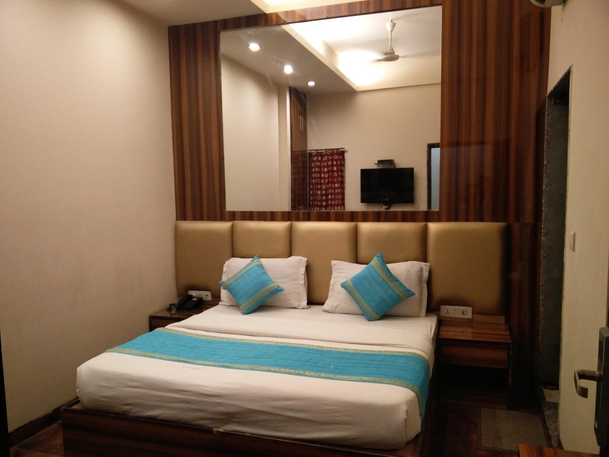 Rupam Hotel Deli Exterior foto