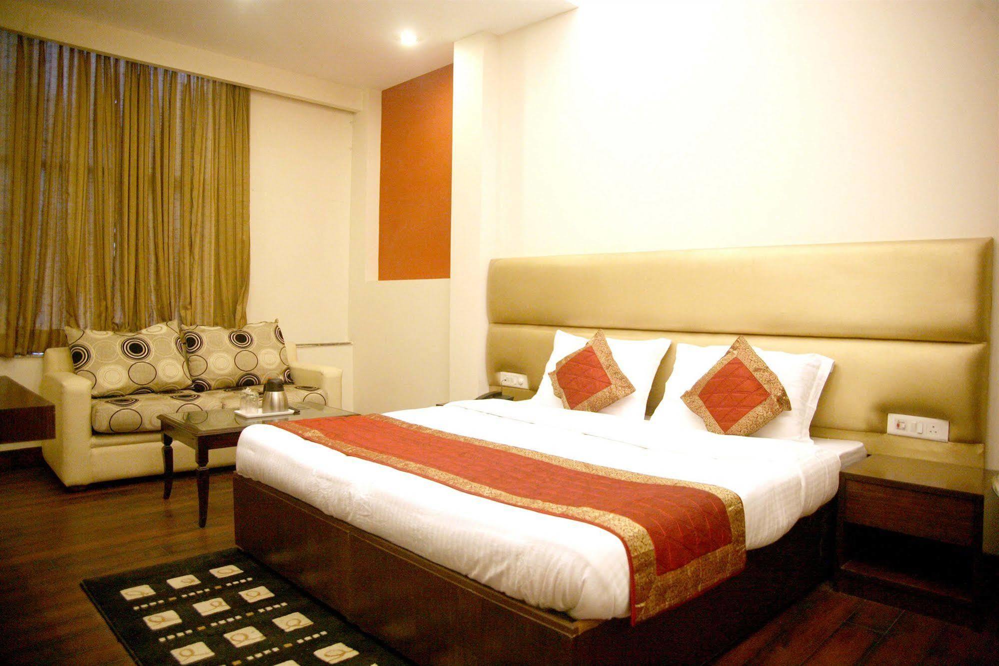 Rupam Hotel Deli Exterior foto