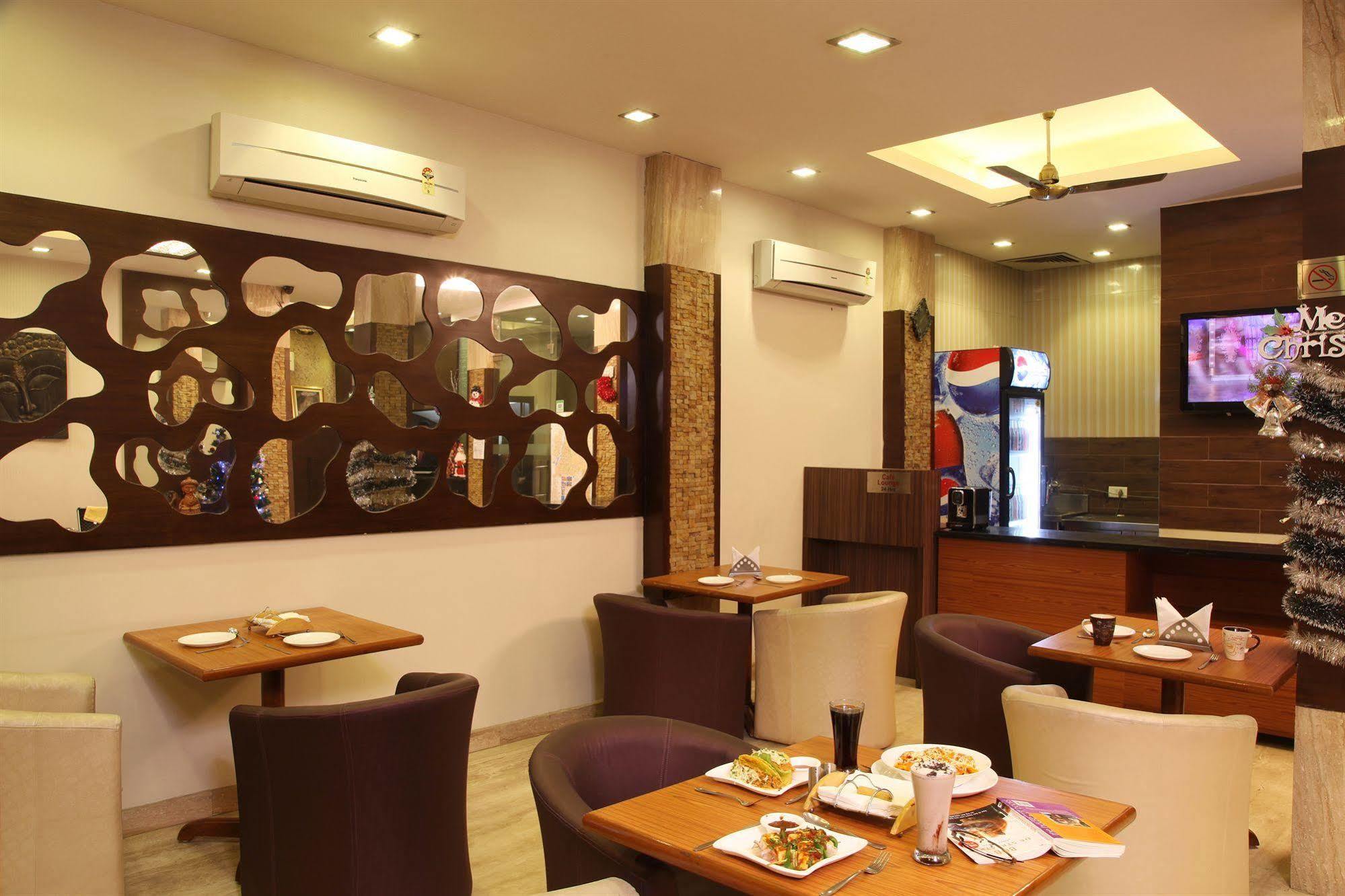 Rupam Hotel Deli Exterior foto